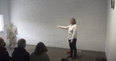 Hanging By A Thread / Ne tenir qu’à un fil (performance)