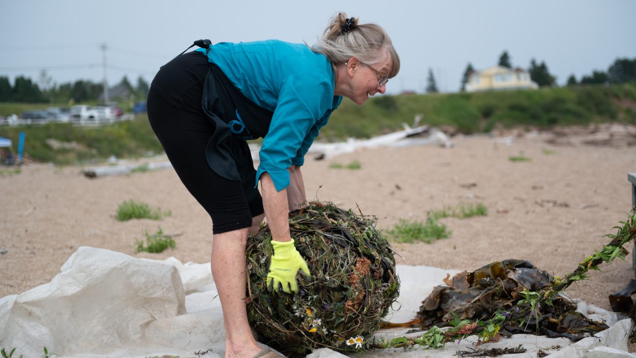 Karen Trask performing "La Berge bouge/The Shifting Shore", 2021